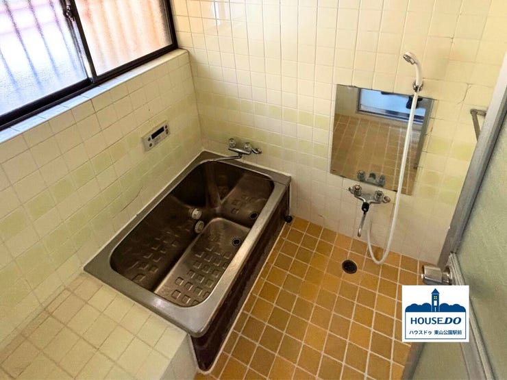 タイル貼りの浴室です