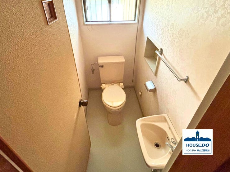 手洗いスペースのあるトイレです。
2階にもトイレございます