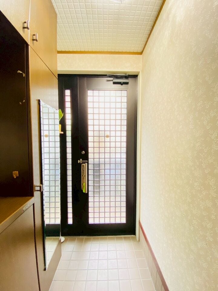 ガラス戸の玄関ドアは陽の光がたっぷり入り明るい雰囲気に☆