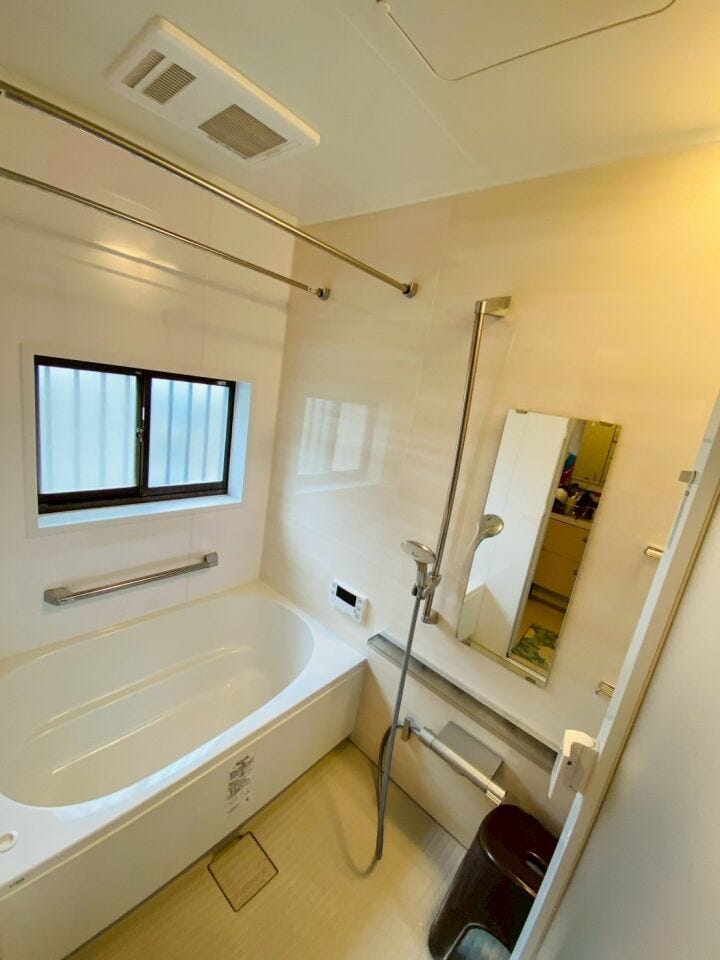 清潔感ある白の浴室★
窓付きの浴室は換気もしっかりでき衛生面も◎