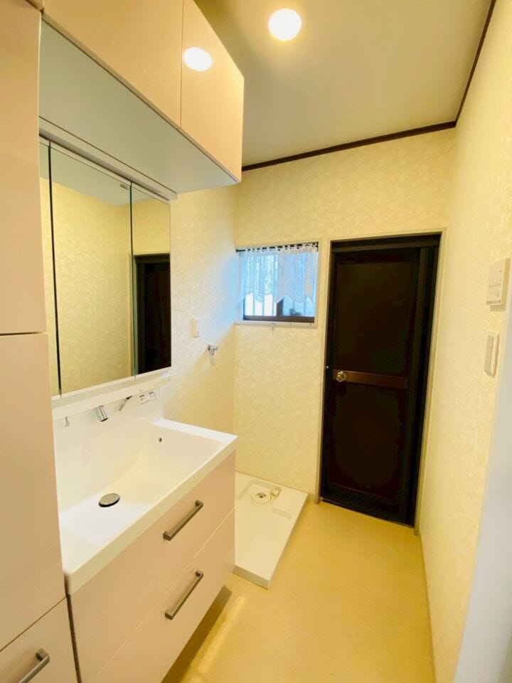 洗濯パンもついている明るく清潔感のある洗面所★
朝の身支度もしやすい三面鏡になる仕様です。