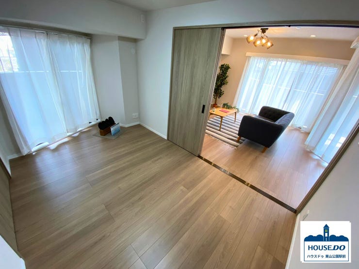 南側5.7帖の洋室はリビングに隣接。
扉を開ければ広々とした一体空間としてもご利用いただけます