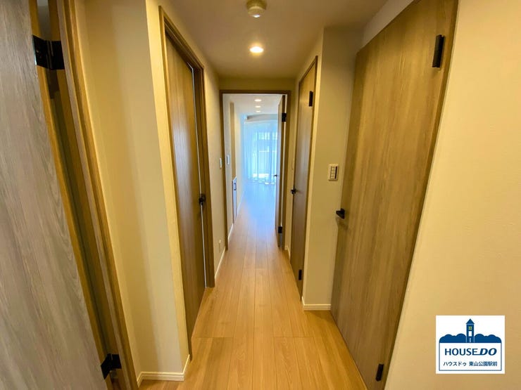 玄関からLDKへと続く廊下の様子