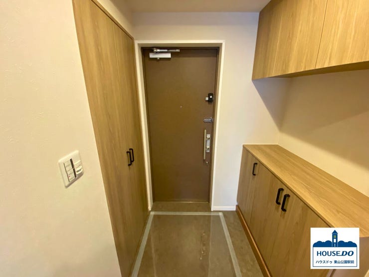 コンパクト設計でありながら、十分な収納力を確保した玄関。
すっきりと整った空間で、毎日の出入りを快適にします