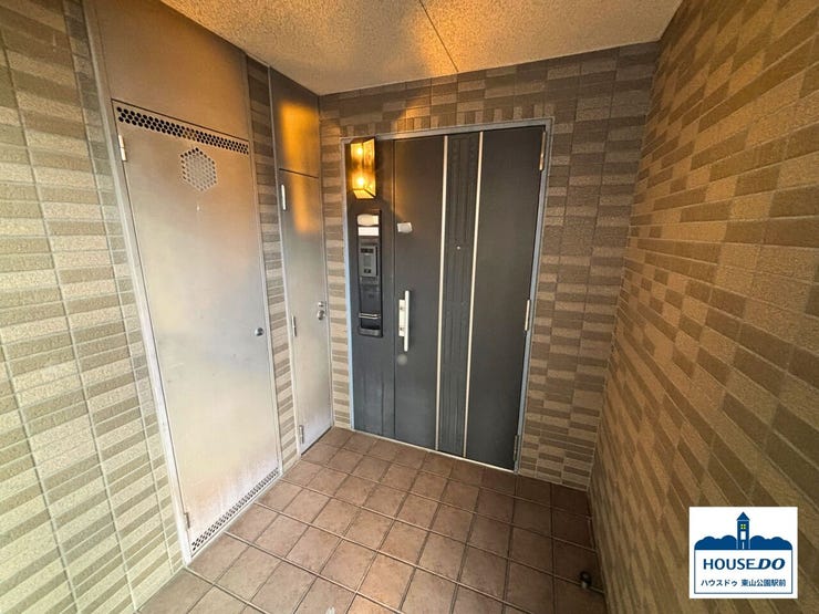 共用部からみた、玄関の様子