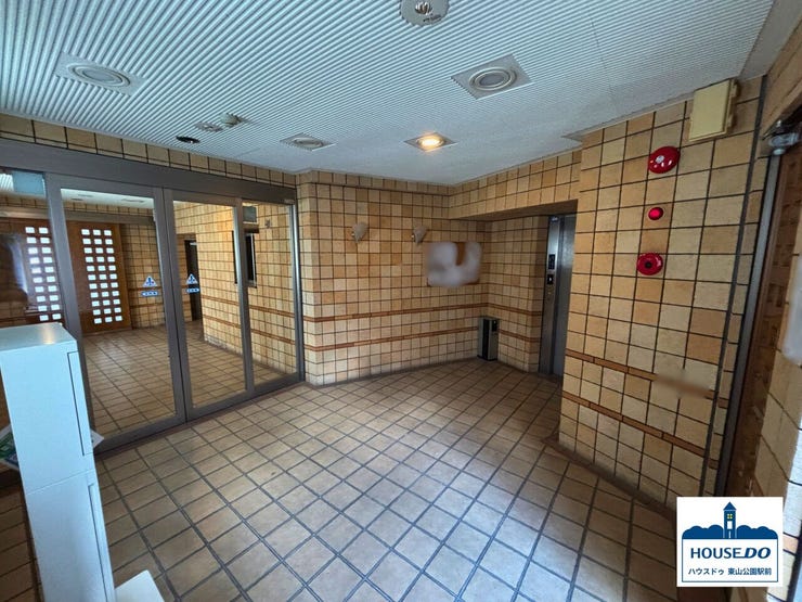 シンプルながらも、洗練されたデザインがマンション全体の印象を引き立てます