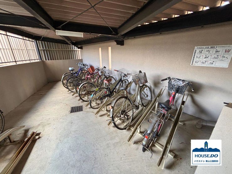 屋内型のラック式駐輪場を採用。
雨風を気にせず安心してご利用いただけますね