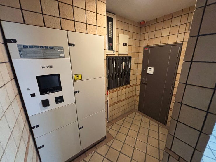 留守でも荷物の受け取り可能な宅配ボックスと集合ポストの様子