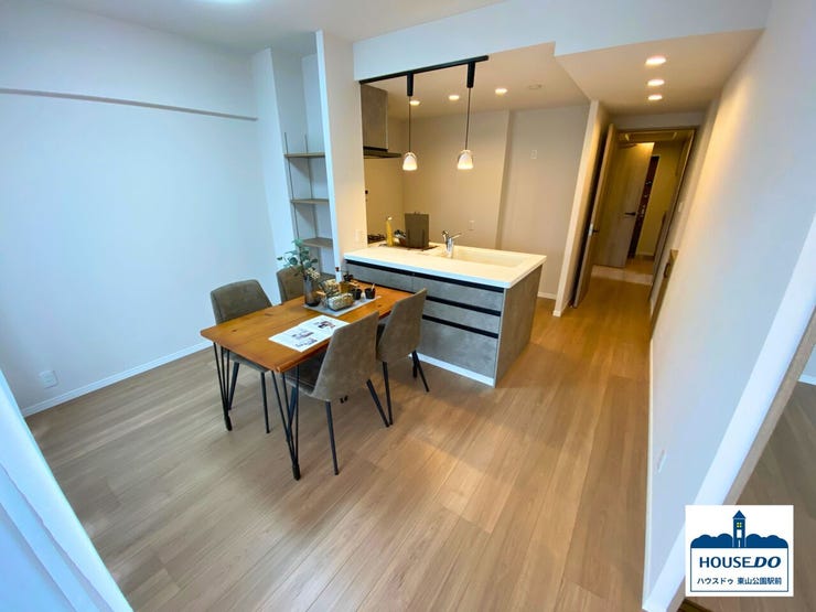 カウンターキッチン。
調理中もダイニング全体が見渡せるので、家族との会話やお子さまの様子を感じながら、安心して料理に集中できます