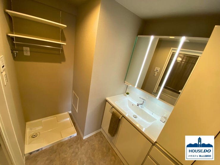 収納付きの使い勝手の良い洗面、脱衣スペース。
朝の身支度も快適に行えます