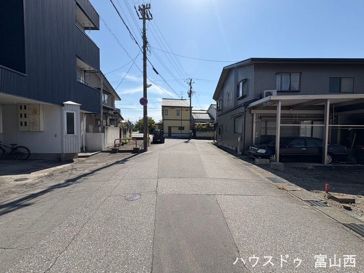 前面道路は幅員7.2mあり車の出入りもらくらく
