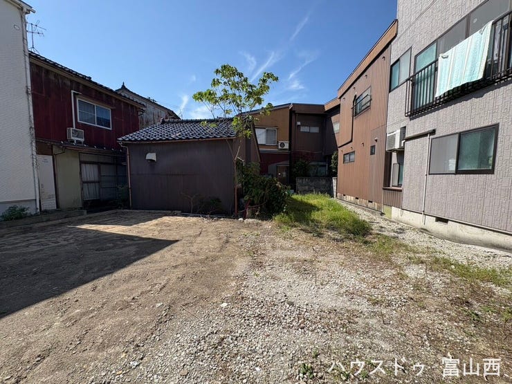 前面道路から敷地を撮影