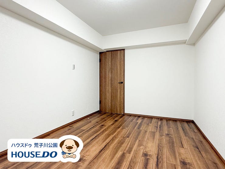 約7.5帖の洋室。