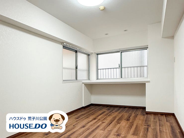 約7.5帖の洋室。