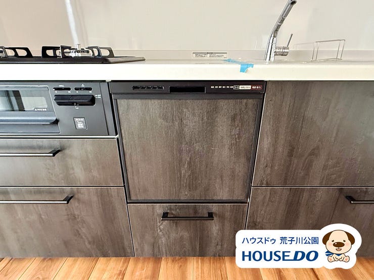 食洗機付きのシステムキッチン。