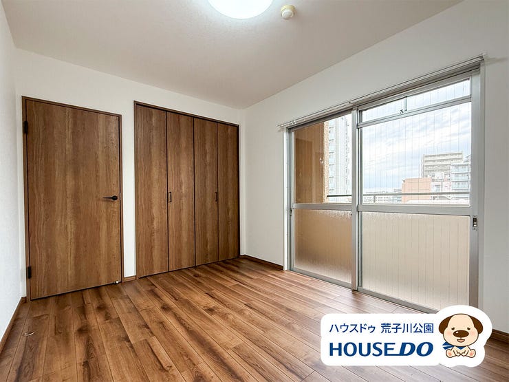 バルコニー付の北側洋室。