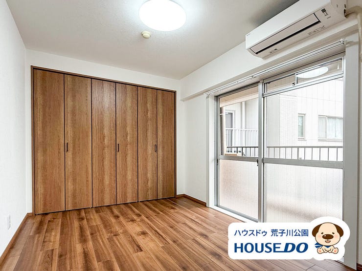 大型収納付きの南側洋室。