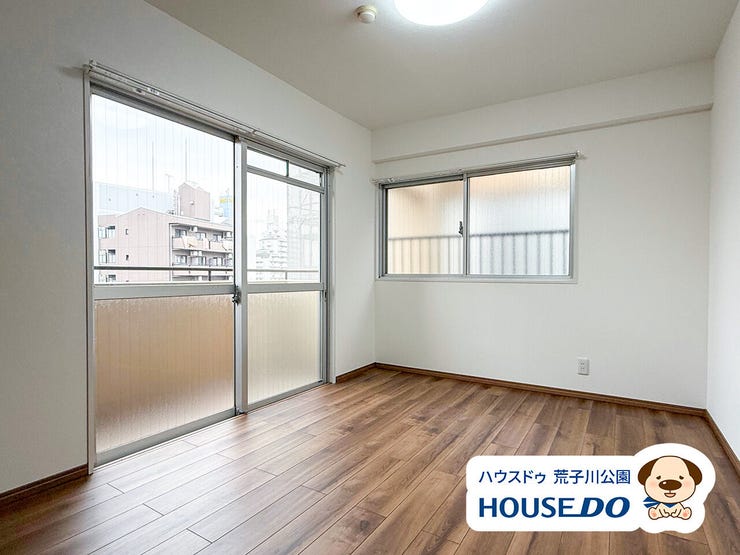 バルコニー付の北側洋室。