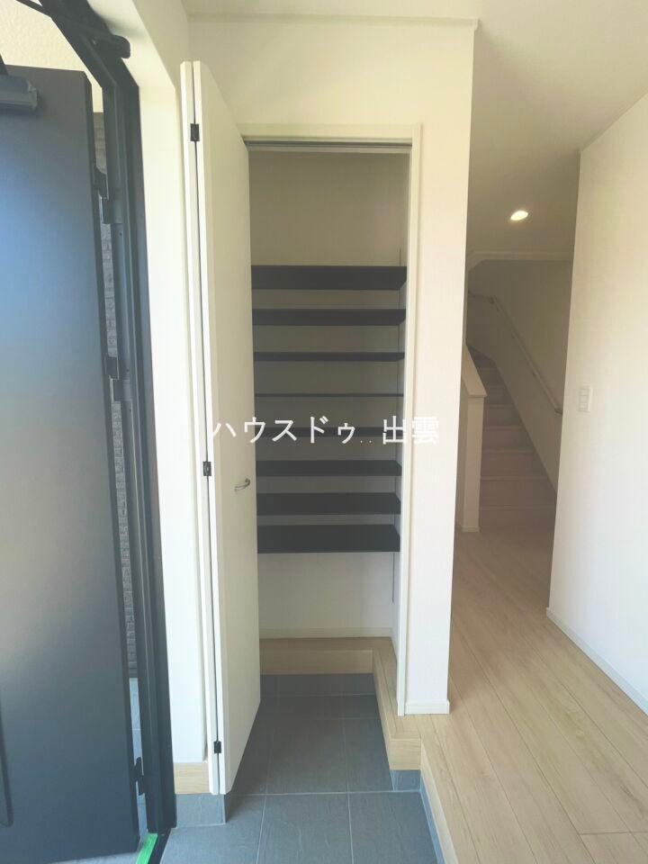 玄関にはシューズインクロークがあり靴をたくさん収納出来ます。上はスペースがあるのでストックを置いたりもできますね。