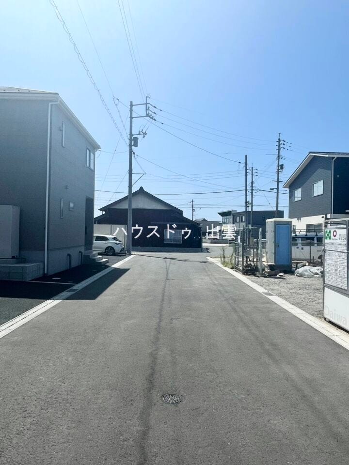 前面道路は6mあるので車のすれ違いが余裕をもってできます。朝の忙しい時間もバタバタせずに安心して移動できます。