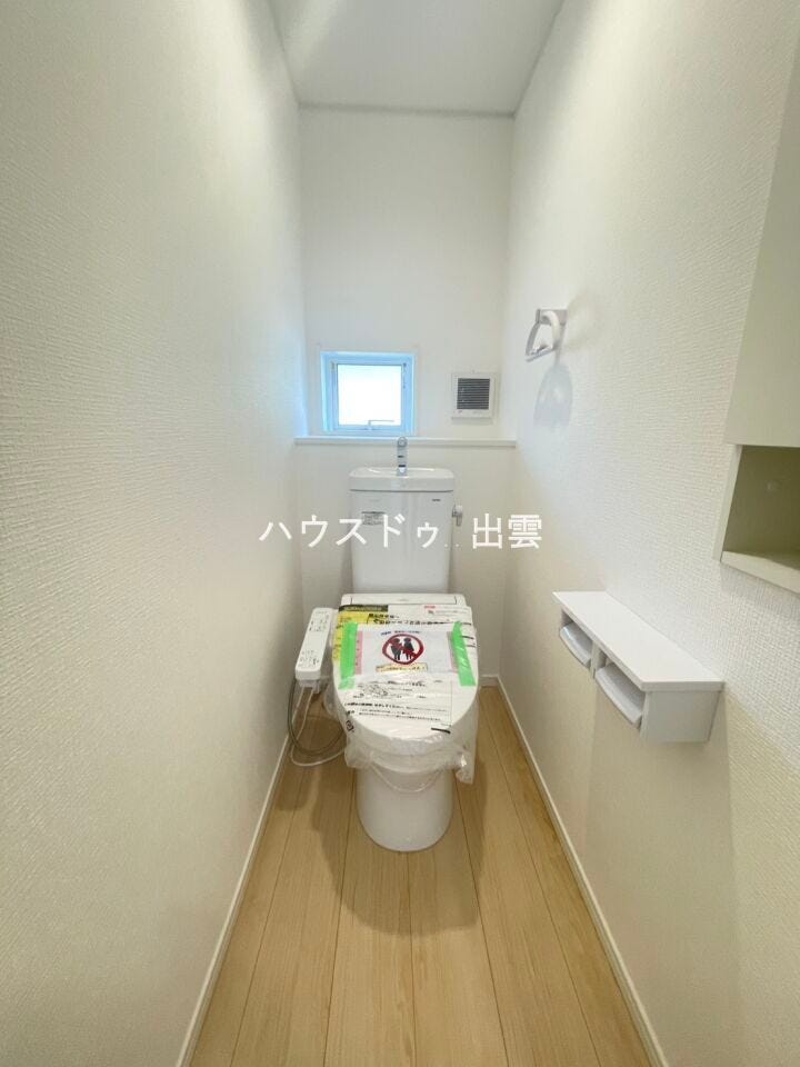 立ち座りの動作がしやすく、どなたでも快適に使える設計です。シンプルながらも機能性のある空間で日常生活をしっかりサポートしてくれます。