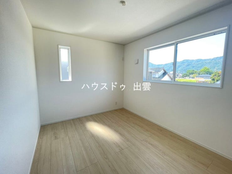窓からやわらかな光が入る、明るさを感じられる洋室。空間にゆとりがあり、ベッドやデスクを置いても圧迫感が出にくく、寝室や子ども部屋として使いやすい一室です。