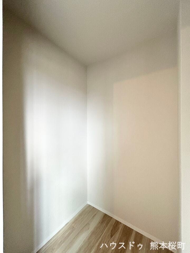 ■2階9.8帖洋室WIC■衣類から小物まで一ヶ所に集約。整理整頓がしやすく、毎日のコーディネートが楽しくなるゆとりの収納です。