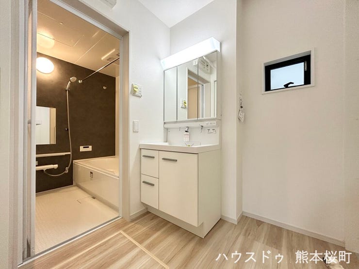 ■清々しいリフレッシュ空間■自分を磨き、気持ちを切り替える。心地よい光が差し込むプライベートスペース。