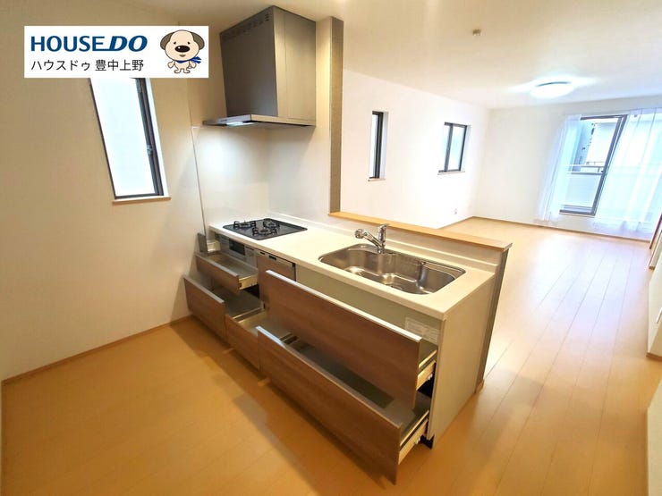 対面式のシステムキッチン!広々シンクに三口コンロ!食洗機も標準装備となっております♪