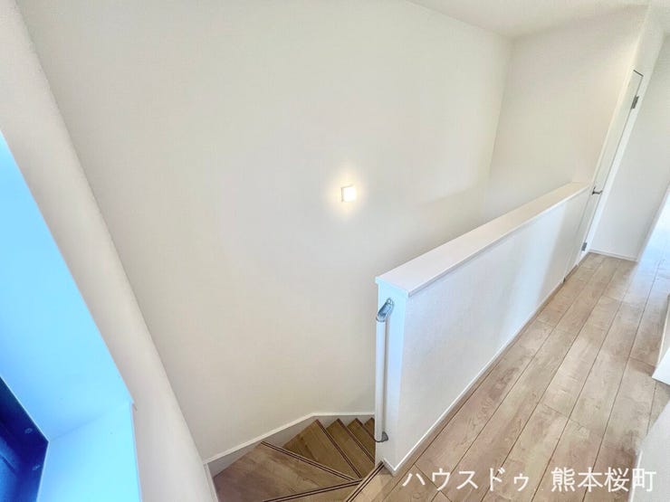 ■□■2階廊下■□■
階段には手すりがあるので小さなお子様から年配の方まで登り降りしやすくなっています☆