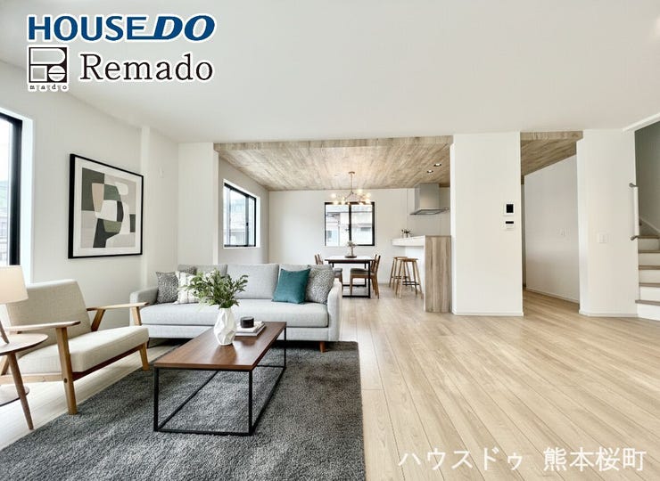 ■□■リビング■□■
キッチン側のポップアップ天井で華やかさをプラス◎23.5帖のLDKはゆったりと家族団らんの時間を楽しむことができて、テレビやソファを置いても広々過ごせます♪