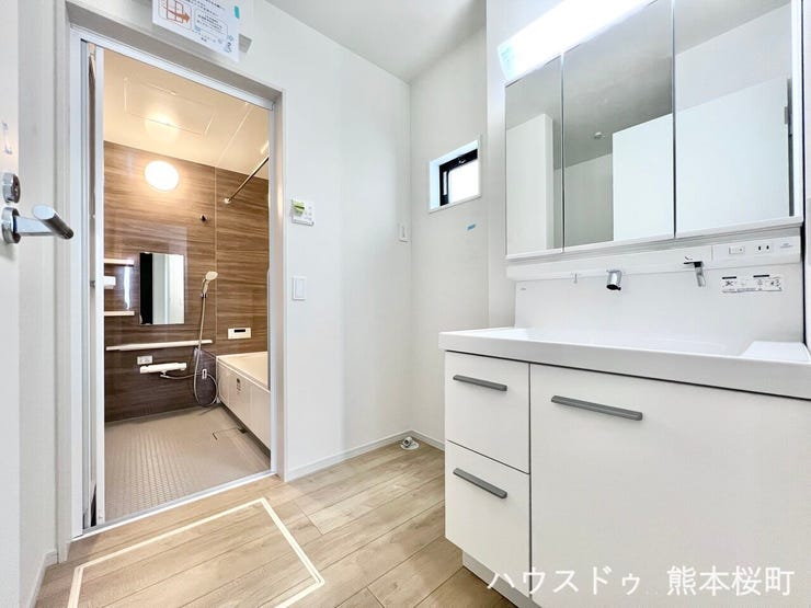 ■□■洗面所■□■
三面鏡付きの洗面化粧台♪鏡の裏には収納スペースがあるので、歯ブラシや化粧水などの小物をしまい生活感を隠すことができます☆