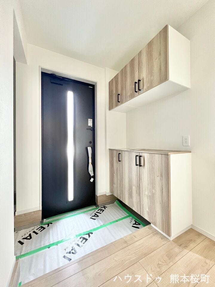 ■□■玄関■□■
落ち着いた雰囲気の玄関☆シューズボックスもあり収納豊富で、中央スリットデザインのドアからの陽射しにより暗くなりがちな玄関も明るくなります♪