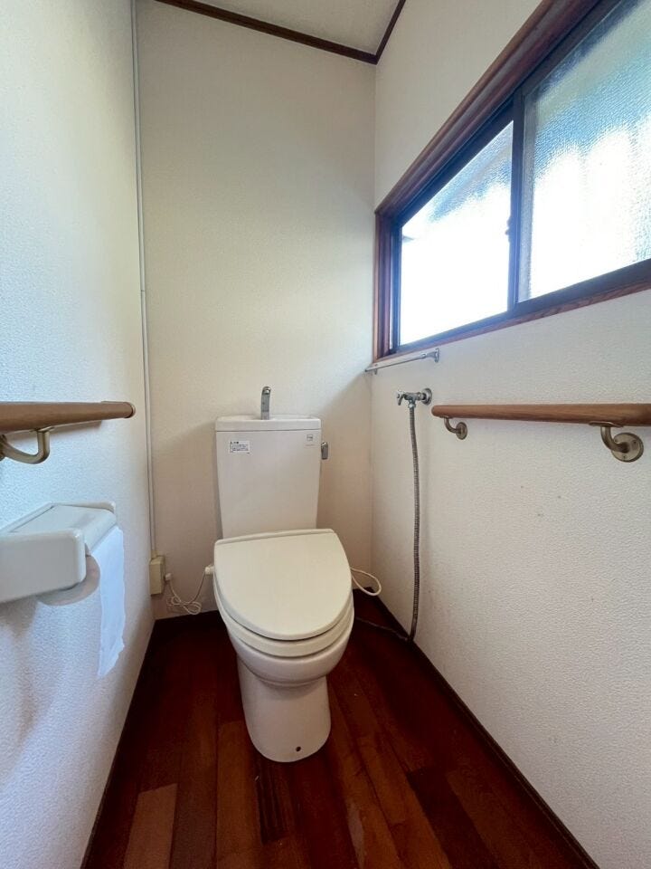 手すり付きで安心!足腰への負担を軽減する優しい設計です。