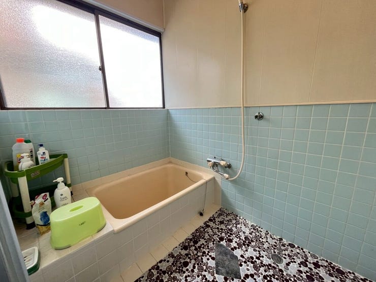 シャワーの位置も使いやすく配置された、シンプルな浴室です♪