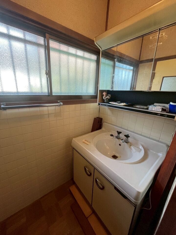 レトロなタイルの壁が可愛らしい、落ち着く洗面スペース。