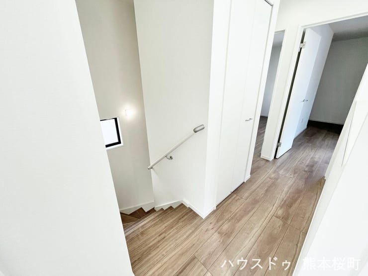 ■□■2階廊下■□■
階段の採光窓からの光で、暗くなりがちな廊下も昼間は電気をつけなくても十分な明るさです♪