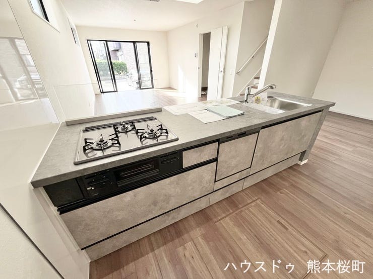 ■□■キッチン■□■
食洗器付きで洗い物もラクラク◎3口ガスコンロで火力がわかりやすくお料理がはかどります☆人気のカウンターキッチンでご家族の様子をみながら家事をすることができます♪