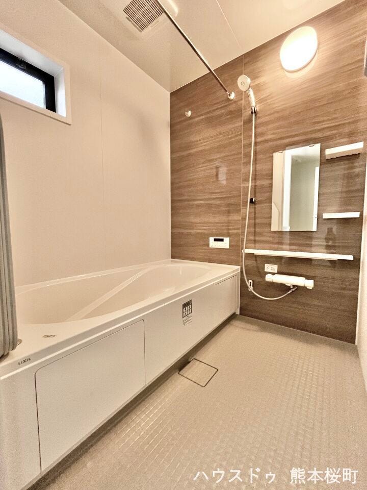 ■□■浴室■□■
1日の疲れを癒すあたたかなバスルーム☆暖房換気乾燥機付きで雨の日のお洗濯物にも効果的です♪小窓もあり湿気対策もバッチリ◎