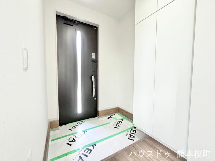 ■□■玄関■□■
天井まであるシューズボックスは収納力が高く、玄関をきれいに保つためにも重宝します☆玄関扉はスリット窓を採用しているので、光が入り玄関が明るくなります♪