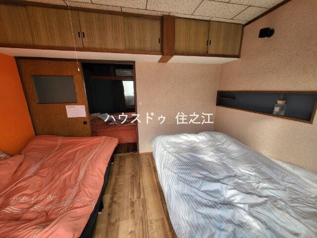 上部に収納棚ございます