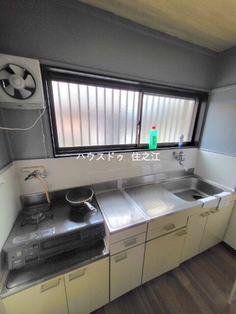 キッチン前に大きな窓がございます。明るいですよ♪