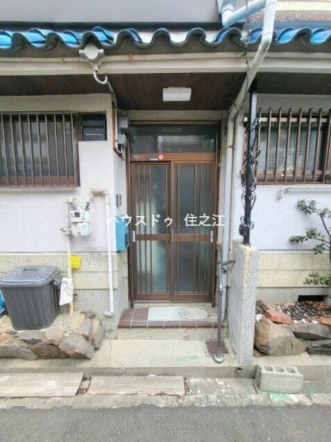 ★玄関には庇(屋根)がございますので雨の日もお荷物など濡れなくて済みます♪