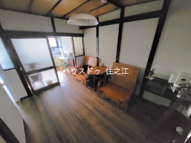 ソファーやダイニングテーブルを置いてもゆとりのある広さです