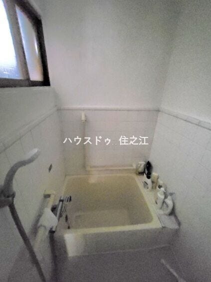 浴室にも窓があるので換気にもなりますよ♪