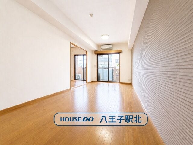 【リビング】
画像は実際の室内写真及び間取り図をもとに、CGにて再現したイメージ画像であり、実際とは異なります。