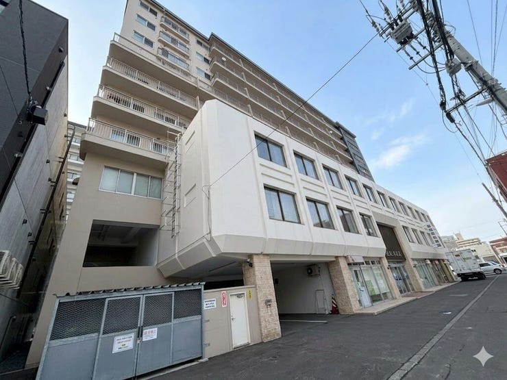 【外観】
《外観写真》
◎札幌市電「山鼻9条」駅 徒歩9分
◎地下鉄南北線「中島公園」駅 徒歩15分
Wアクセス可能で便利な立地のマンションです。