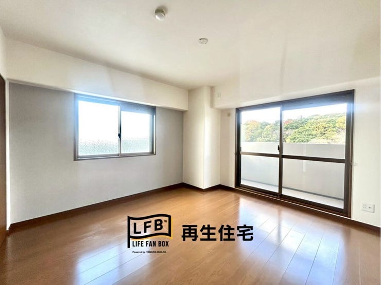 リビング横の日当たりが良くバルコニーへ繋がる洋室。
朝日で目覚めることができ心もからだも元気に♪