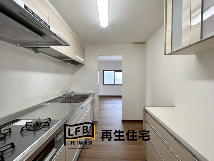 吊り戸もあり収納ばっちり◎カップボード付きが嬉しい!!
ゴミ箱スペースまで考えられてます♪