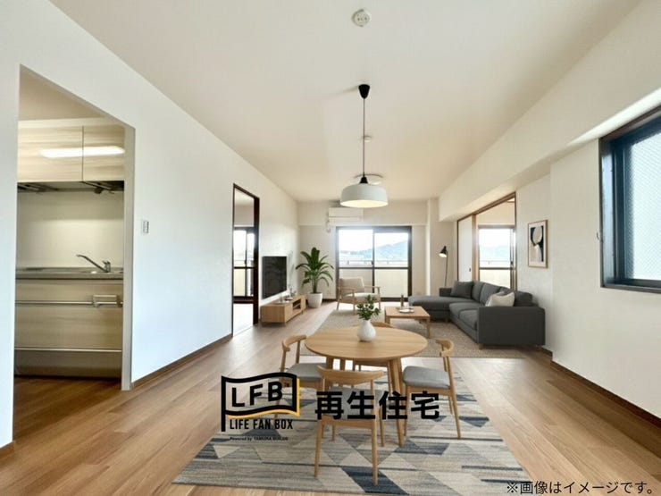 【リビング】
リビングはフロアタイル増し張り、クロス貼替済み♪
※家具はイメージパースです。現況優先とします。